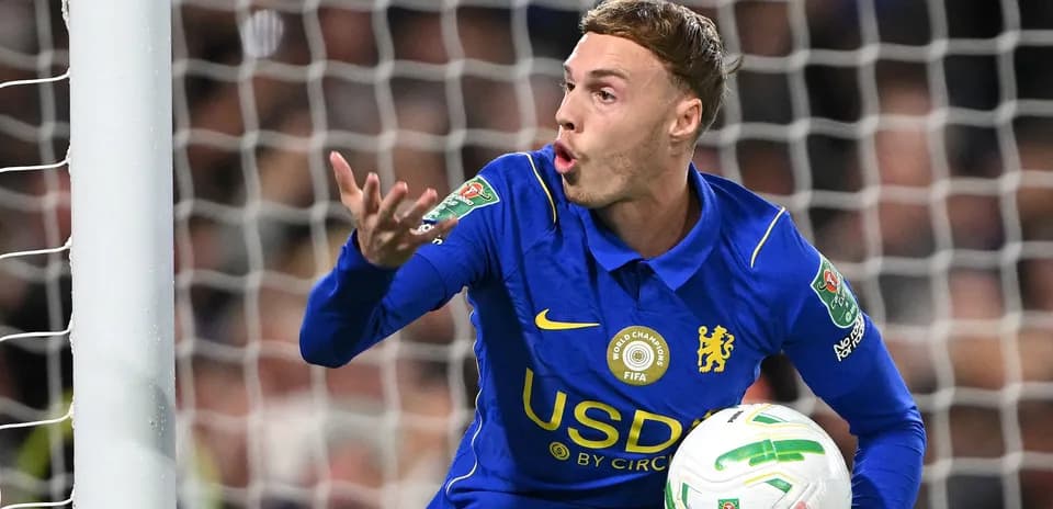 Futbolchi to'pni ushlab, jamoaga buyruq bermoqda