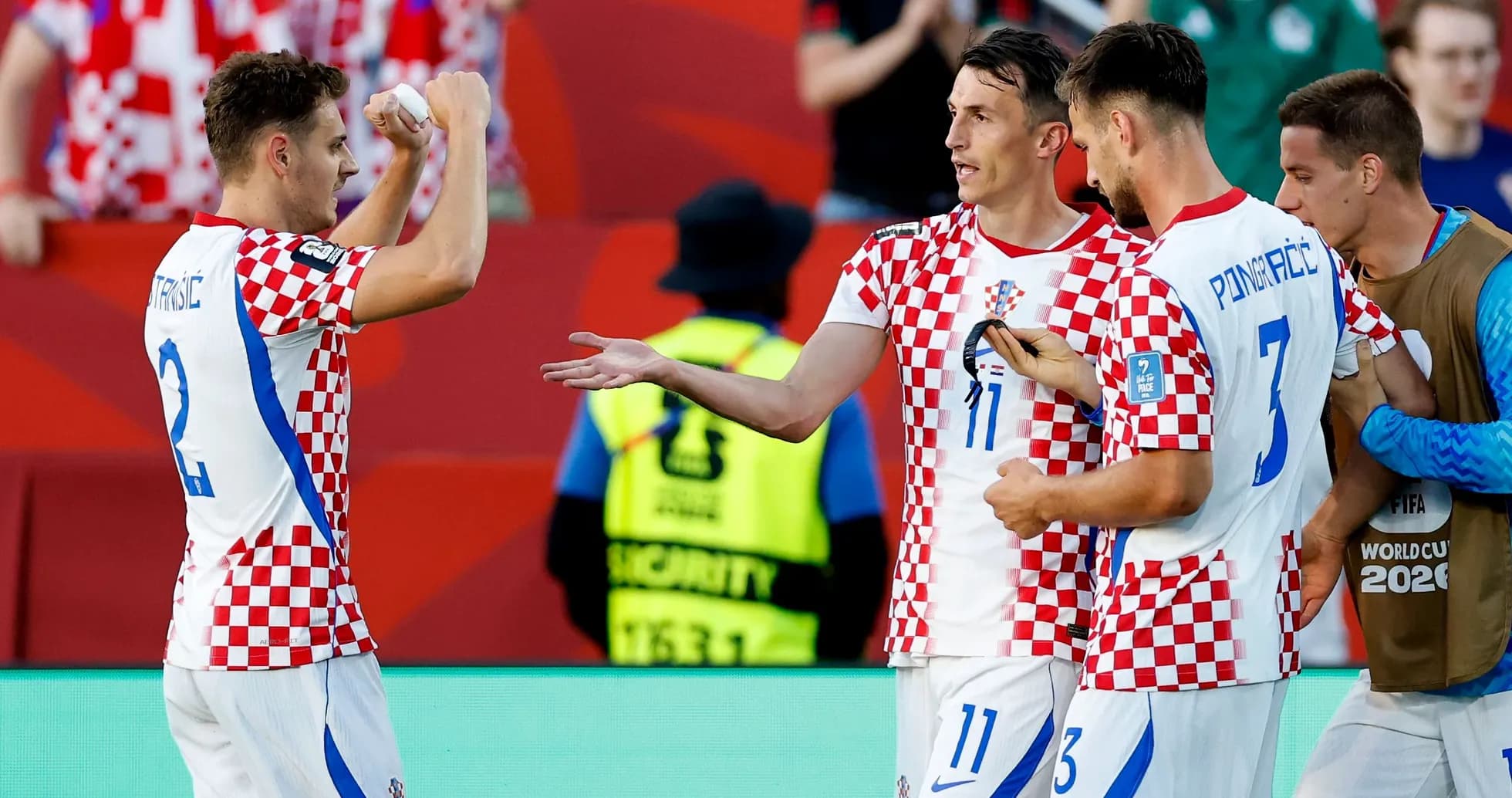 Hrvatski futbolchilar gol nishonlayapti