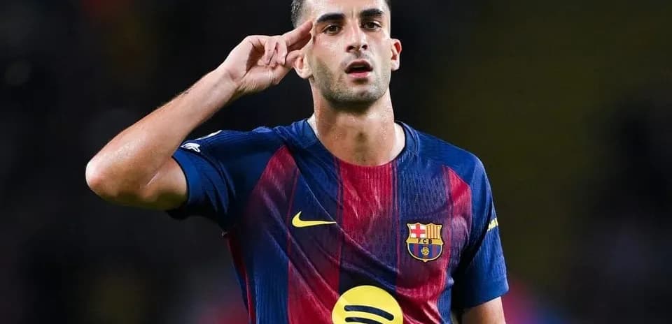 Futbolchi salom berayotgan pozitsiyada
