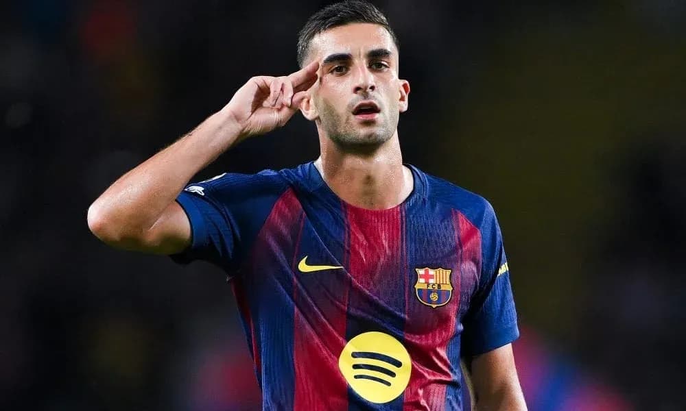 Futbolchi salom berayotgan pozitsiyada