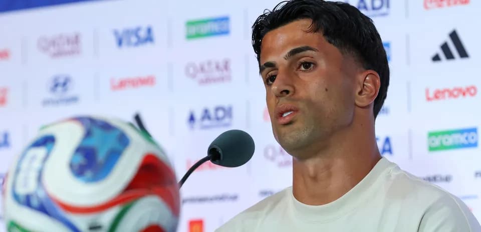 Futbolchi matbuot anjumanida nutq soylamoqda
