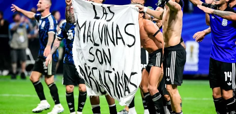 Futbolchilar bayroq ko'tarib, nishonlashmoqda