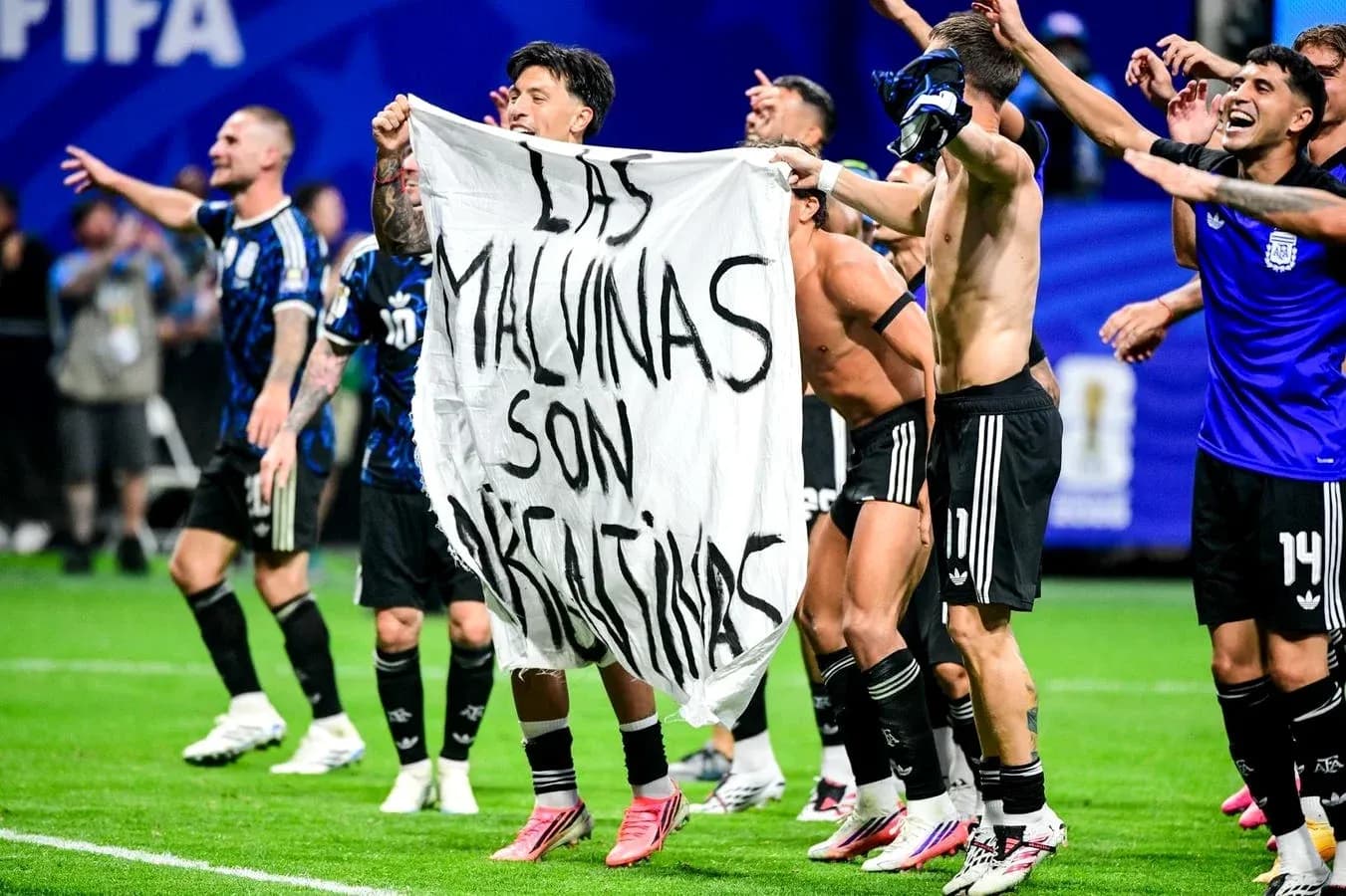 Futbolchilar bayroq ko'tarib, nishonlashmoqda