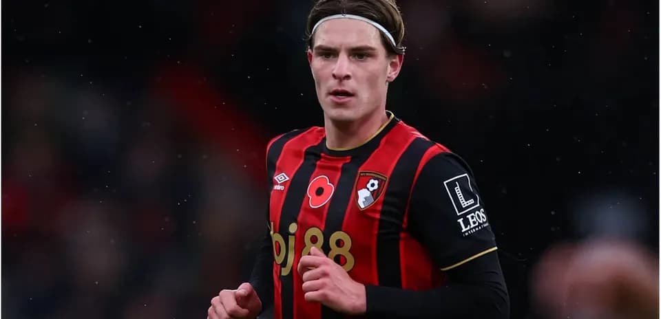 Futbolchi AFC Bournemouth formasida maydonda yurmoqda
