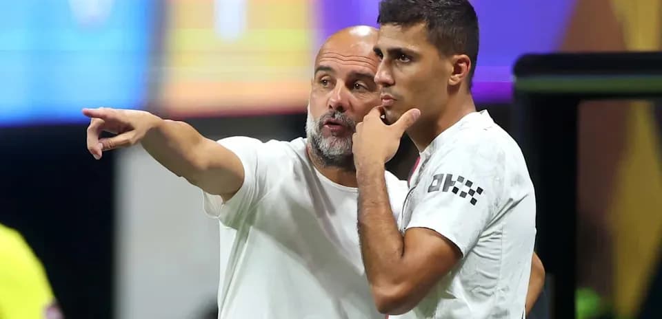Trener o'yinchi bilan strategiyani muhokama qilmoqda