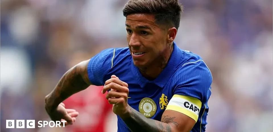 Futbolchi kuchli yugurish bilan maydonda harakatda