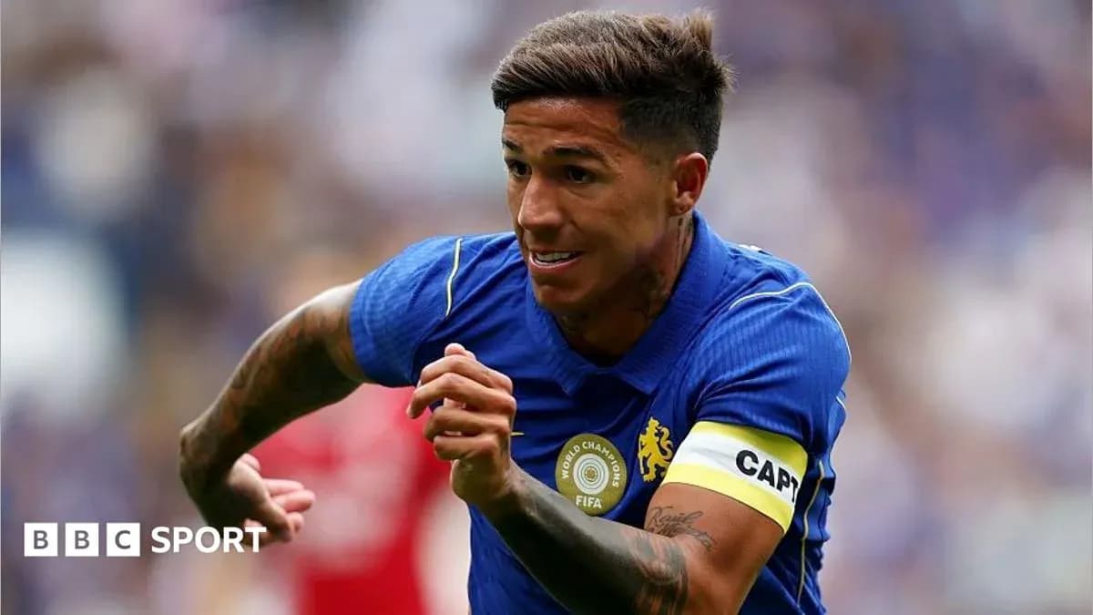 Futbolchi kuchli yugurish bilan maydonda harakatda