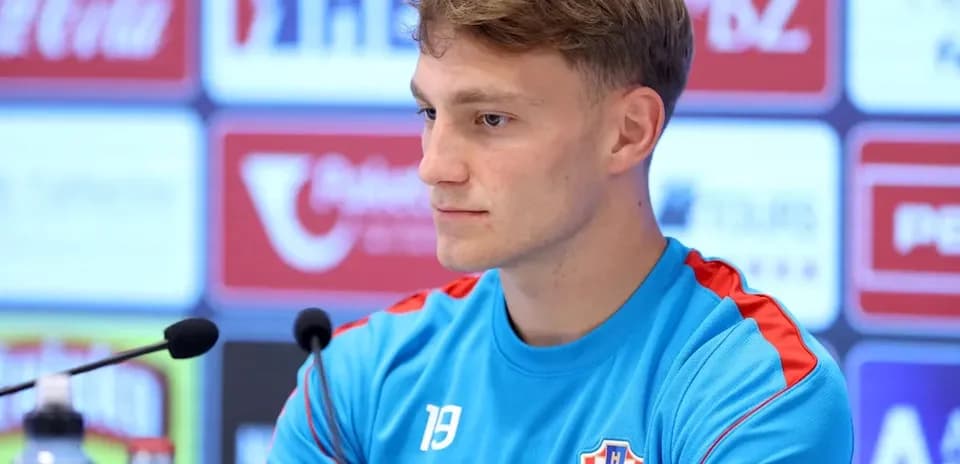 Futbolchi matbuot anjumanida o'zini tutmoqda