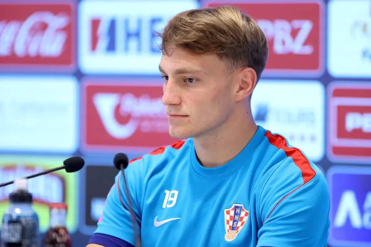 Futbolchi matbuot anjumanida o'zini tutmoqda
