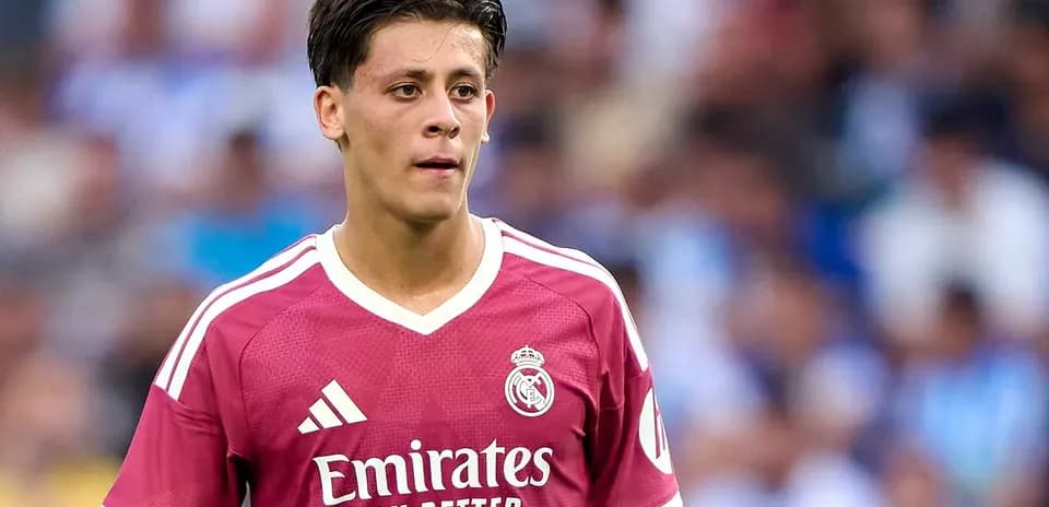 Futbolchi Real Madrid formasida maydonda