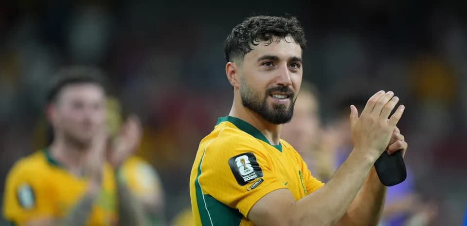 Futbolchi jamoaga rahmat aytayotgan holatda