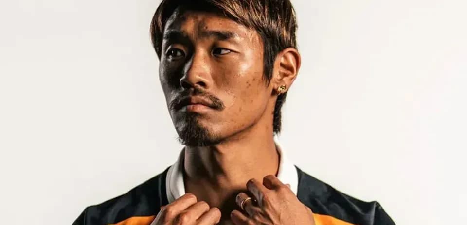 Futbolchi yakkalashuvda poz berayotgan