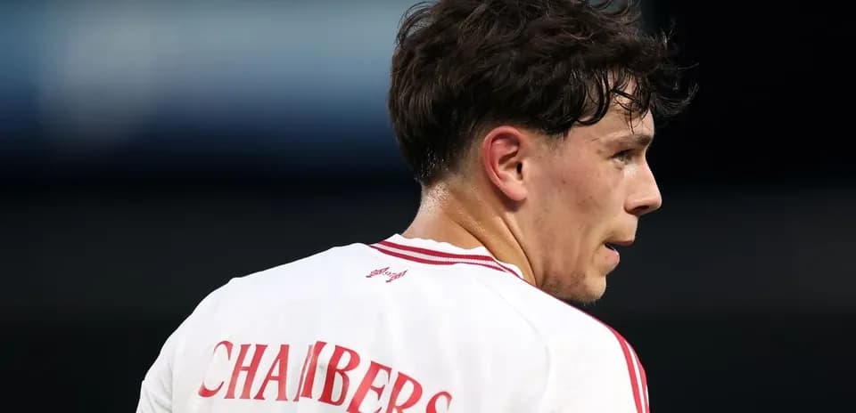 Futbolchining orqa tomondan ko'rinishi, CHAMBERS yozuvi