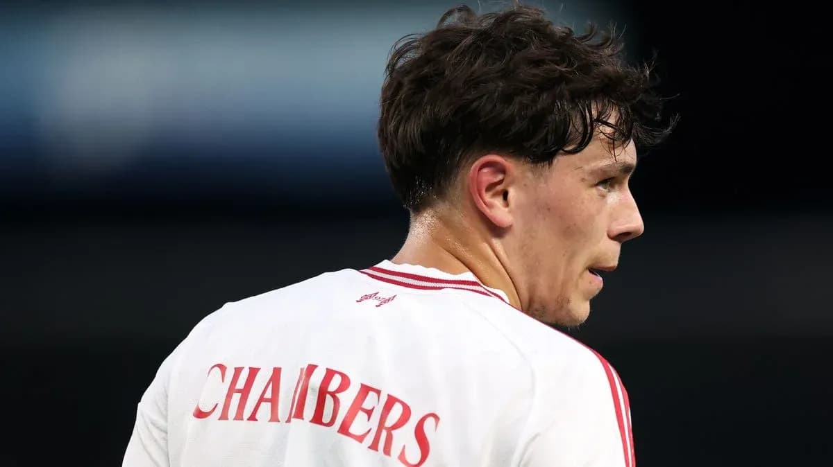 Futbolchining orqa tomondan ko'rinishi, CHAMBERS yozuvi