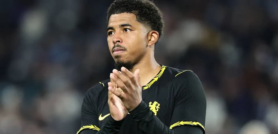 Futbolchi qo'lini chalqanmoqda, Chelsea formasi kiygan