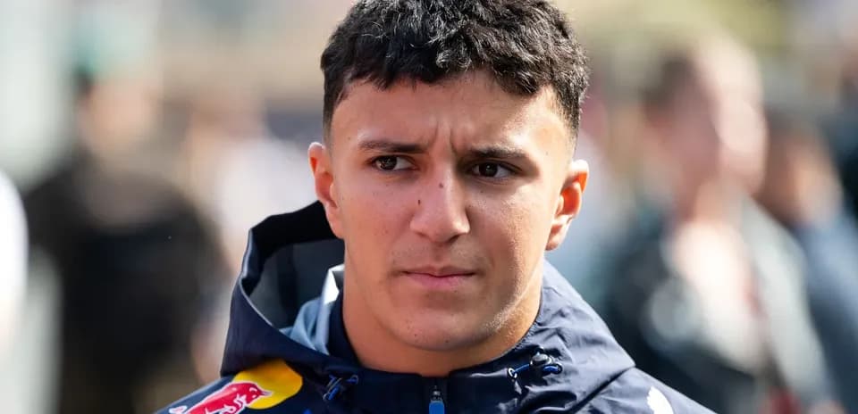 Yoshimura Red Bull jamoasi libosidagi sportchi