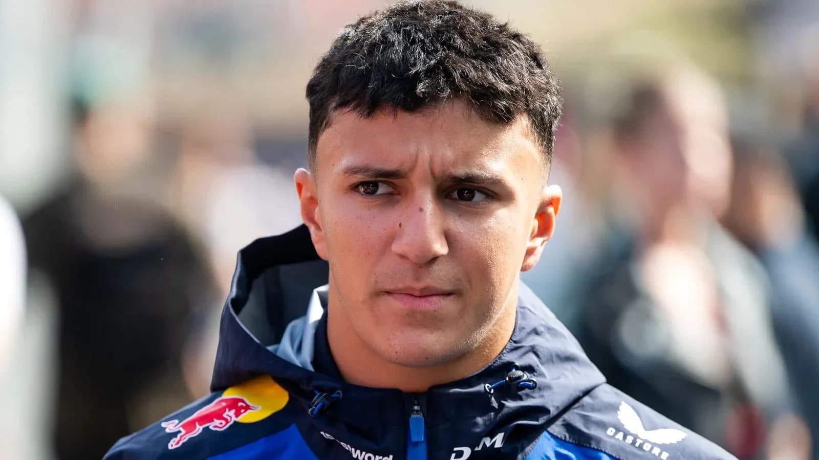 Yoshimura Red Bull jamoasi libosidagi sportchi