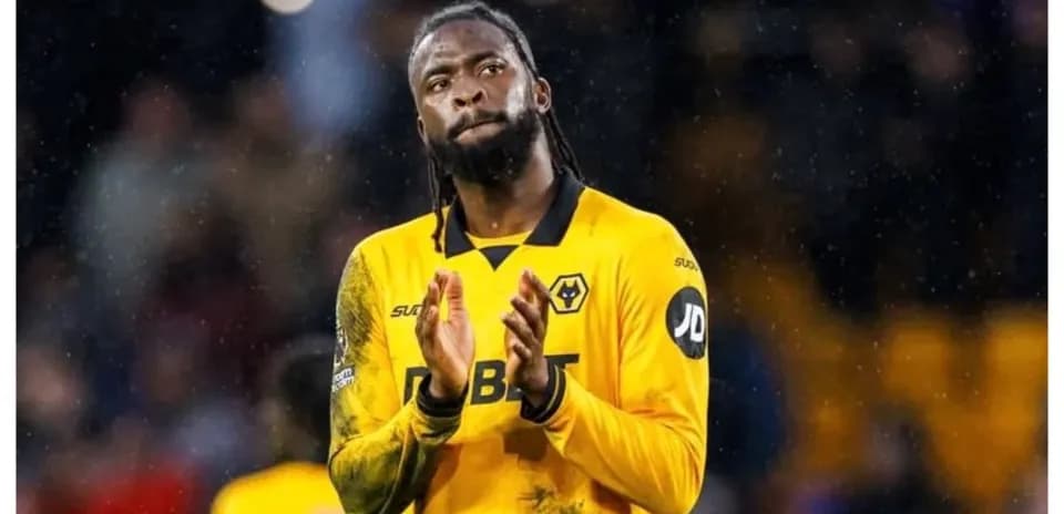 Futbolchi maydonda qo'llarini qaratib ma'qullamoqda