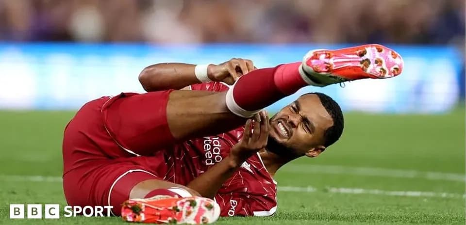 Futbolchi jarohatlangan holda yerda yotgan