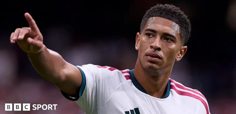 Futbolchi maydonda ko'rsatma berayotgani
