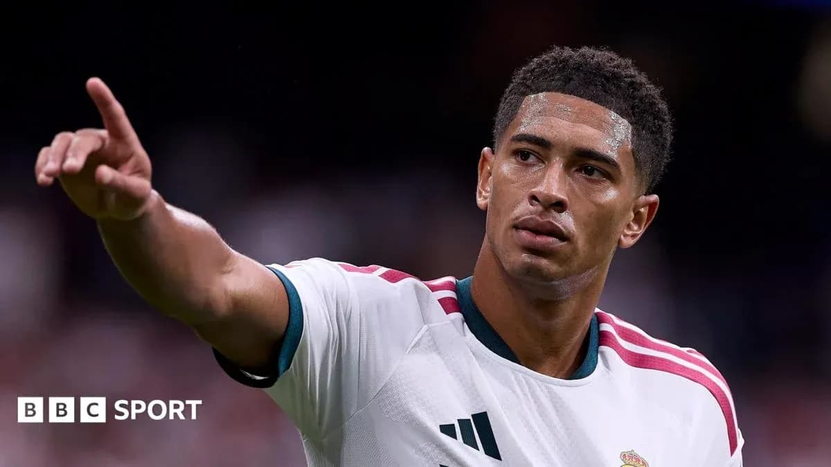 Futbolchi maydonda ko'rsatma berayotgani