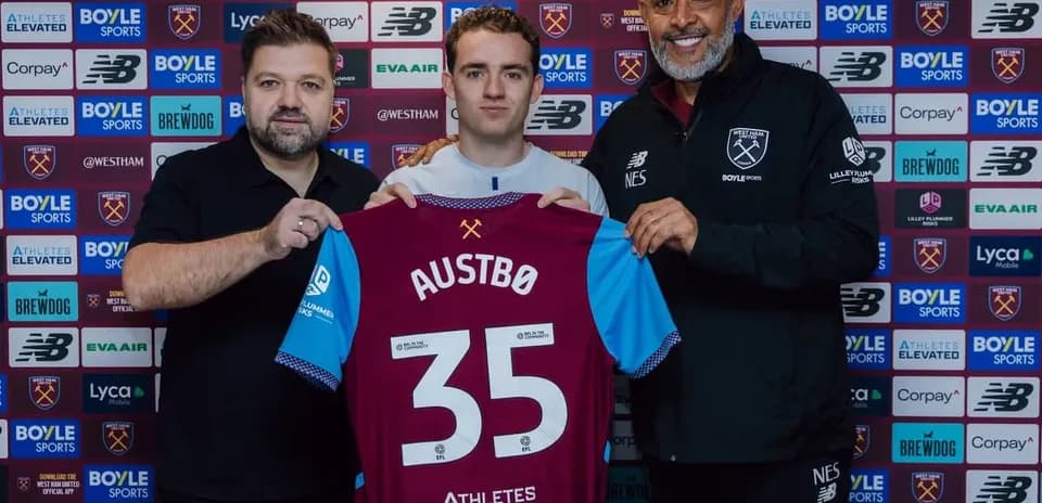 Futbolchi Austbø yangi formasini ushlab turibdi