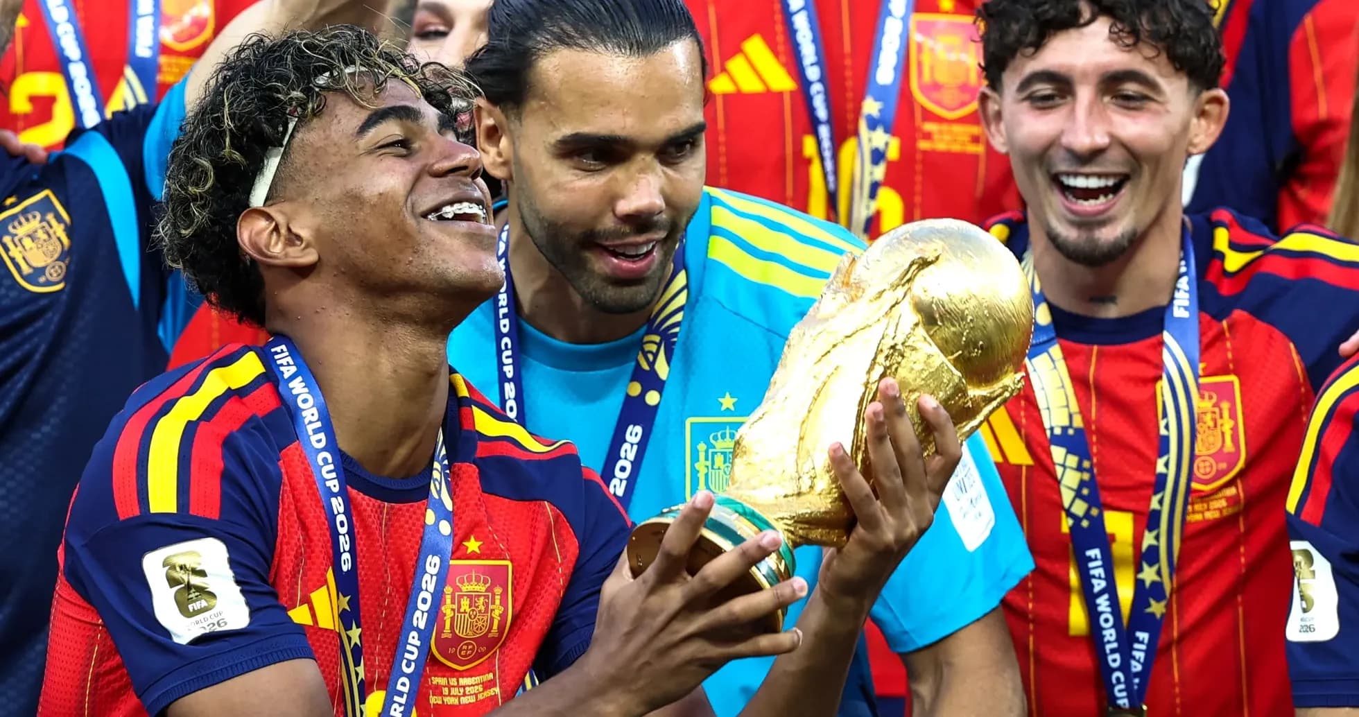 Ispaniya futbolchilari jahon chempionligi kubogini ushlab turishmoqda