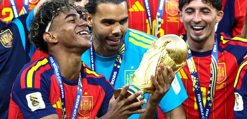 Ispaniya futbolchilari jahon chempionligi kubogini ushlab turishmoqda