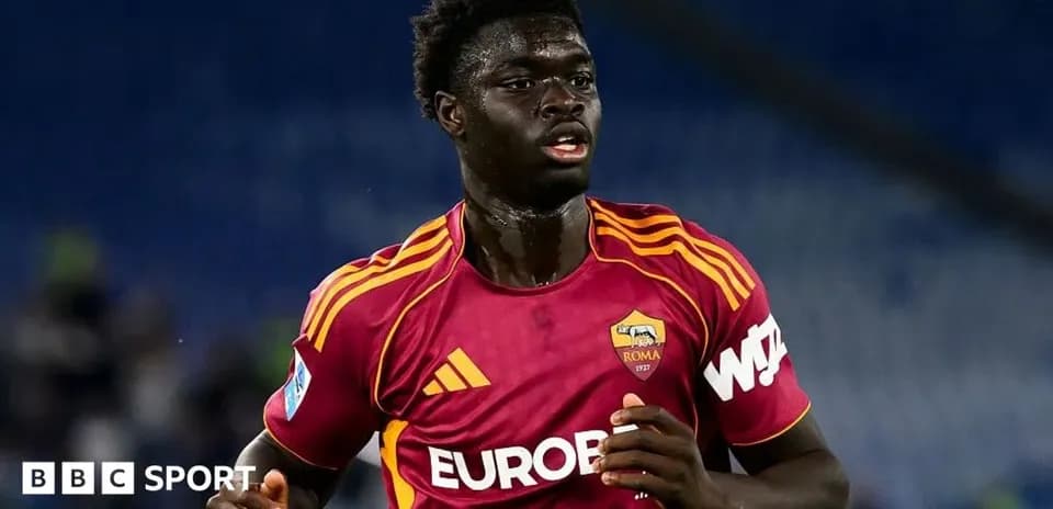 Futbolchi Romada kiyimda maydonda harakatlanmoqda