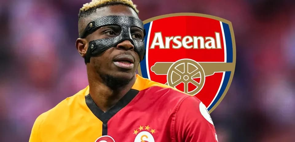 Futbolchi Arsenal logosi bilan maydonda