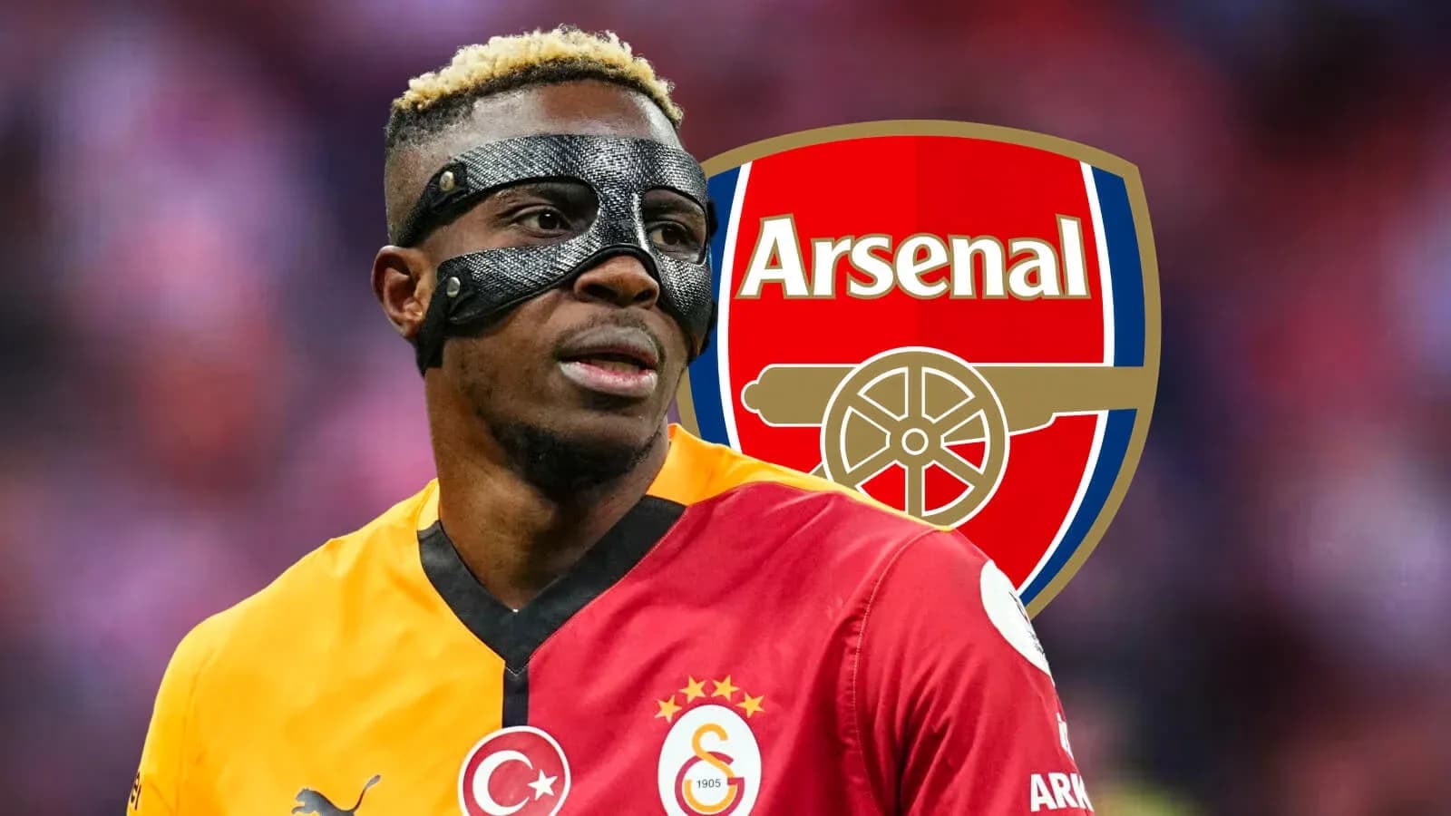 Futbolchi Arsenal logosi bilan maydonda