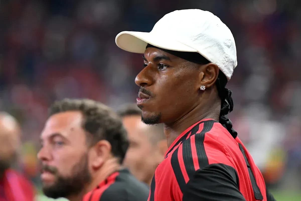 Futbolchi o'yin davomida benchada o'tirgan