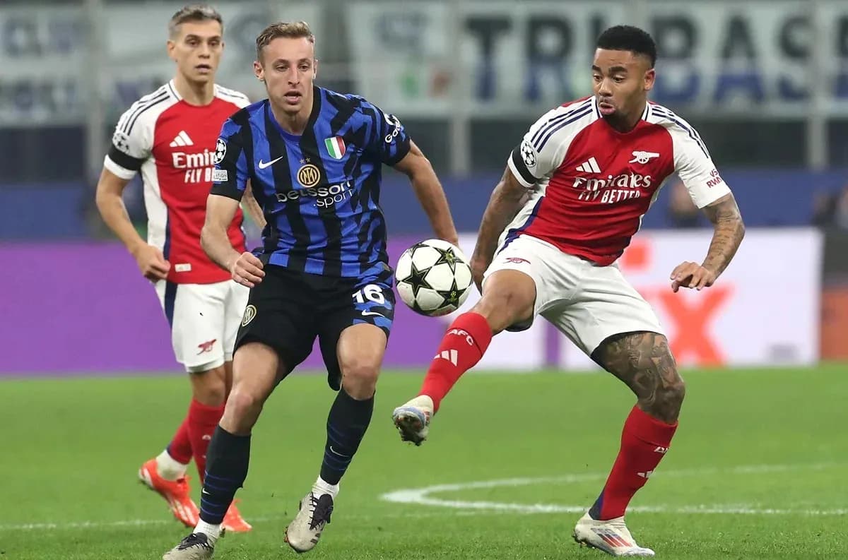 Inter and Arsenal players competing for the ball