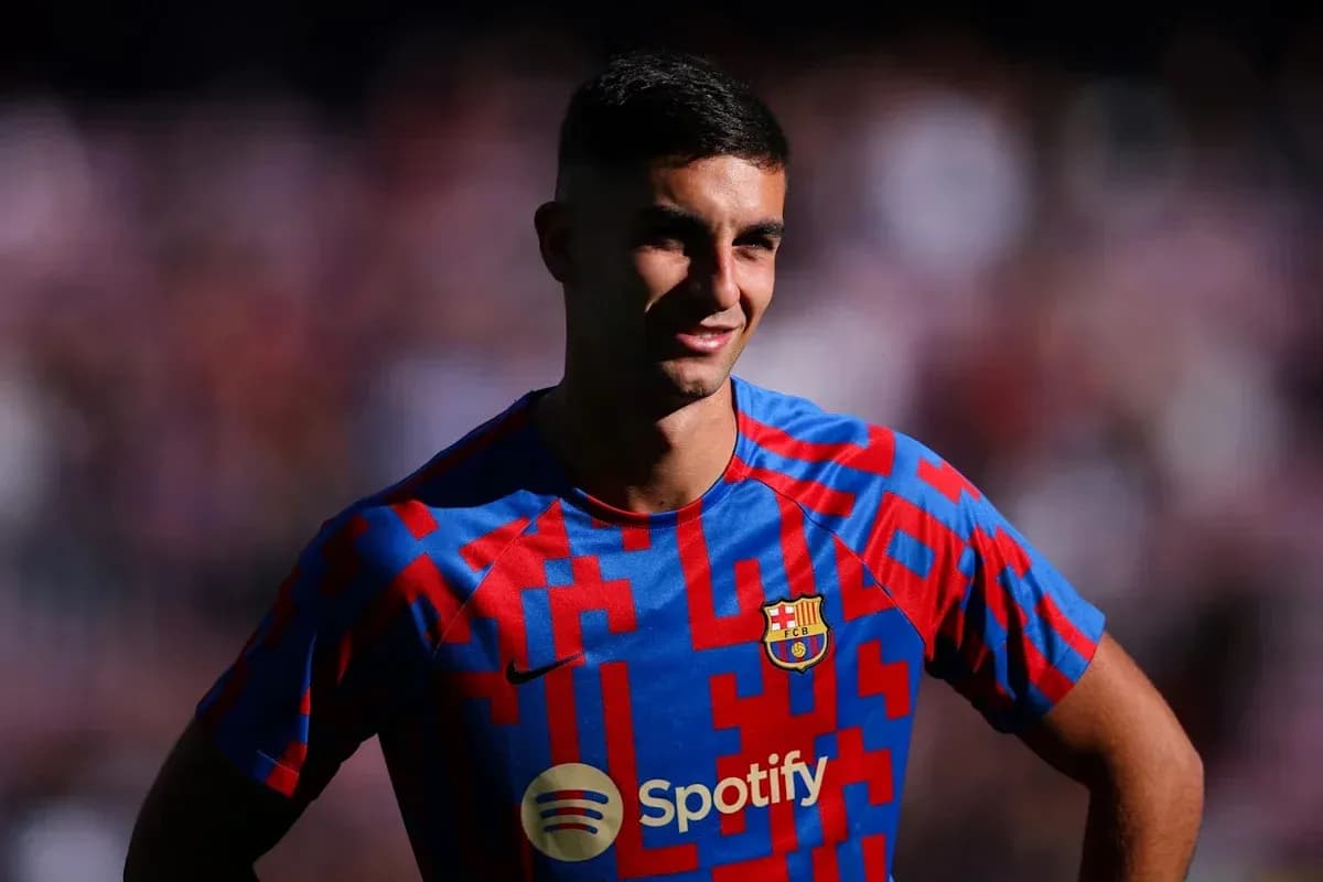 Futbolchi Barcelona formasini kiygan yigit kulmoqda