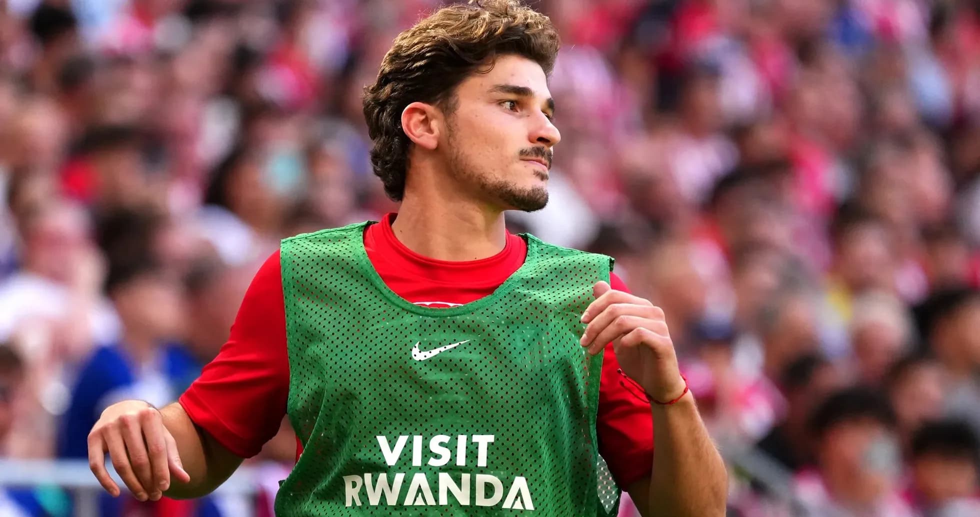 Futbolchi zaxira ko'ylakda maydonga chiqmoqda