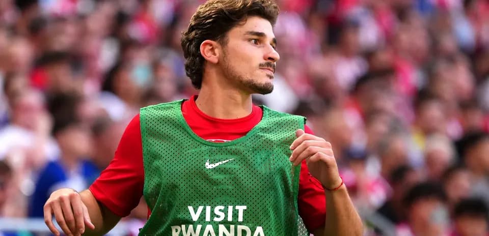 Futbolchi zaxira ko'ylakda maydonga chiqmoqda