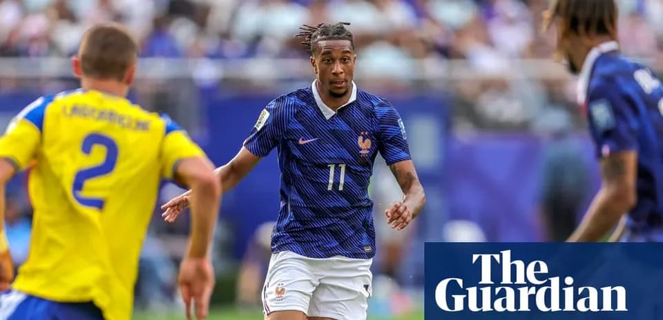 Fransiya futbolchisi raqibga qarab harakatlanmoqda