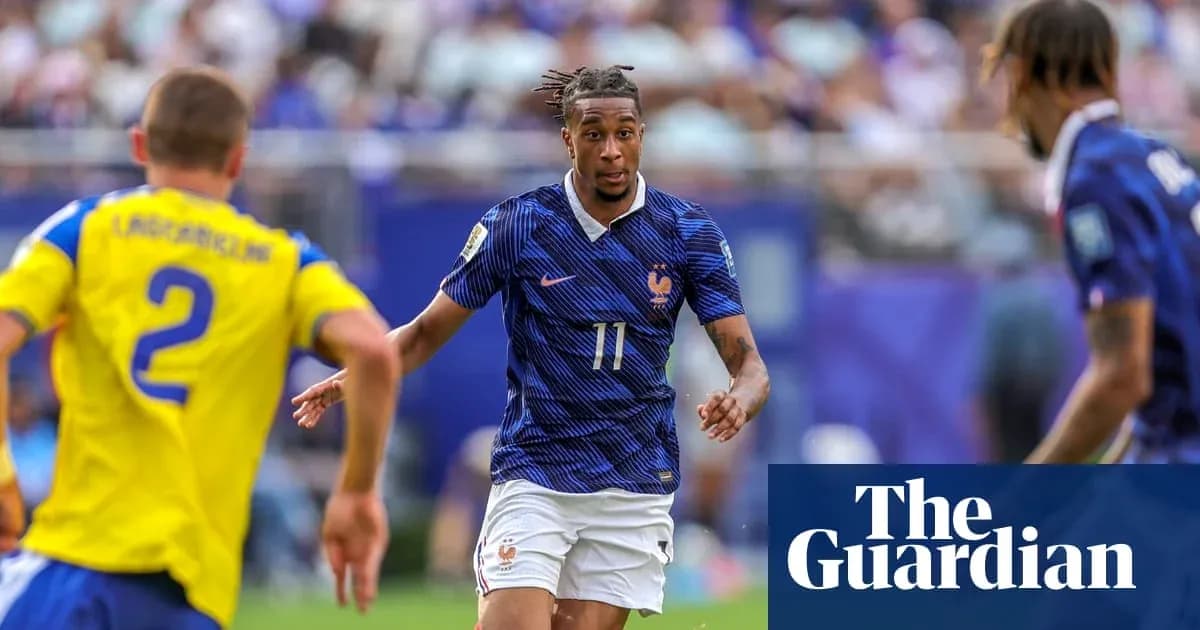 Fransiya futbolchisi raqibga qarab harakatlanmoqda