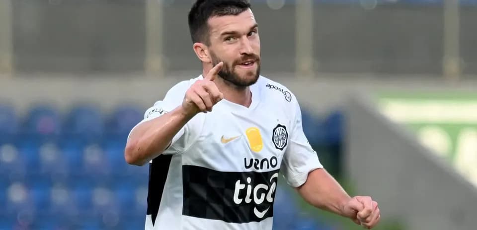 Futbolchi gol urganidan keyin qo'lini ko'taradi