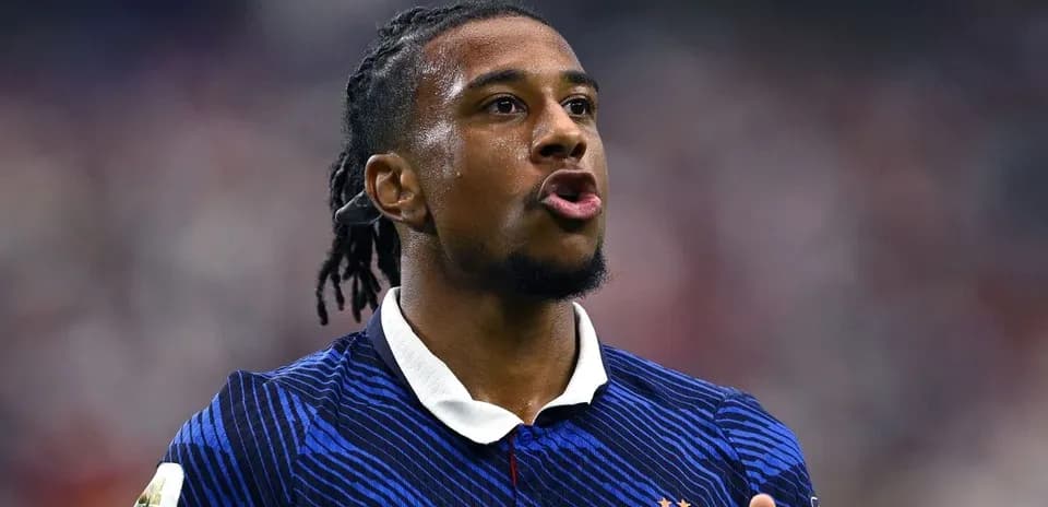 Futbolchi o'yin davomida gaplashayotgan ko'rinadi