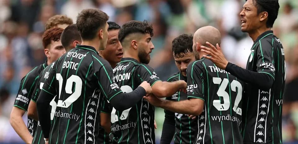 Futbolchilar jamoaviy muhokama olib bormoqda