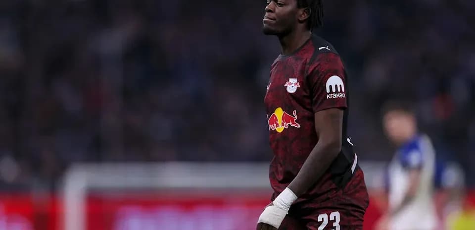 Goalkeeper in RB Leipzig kit walking on field