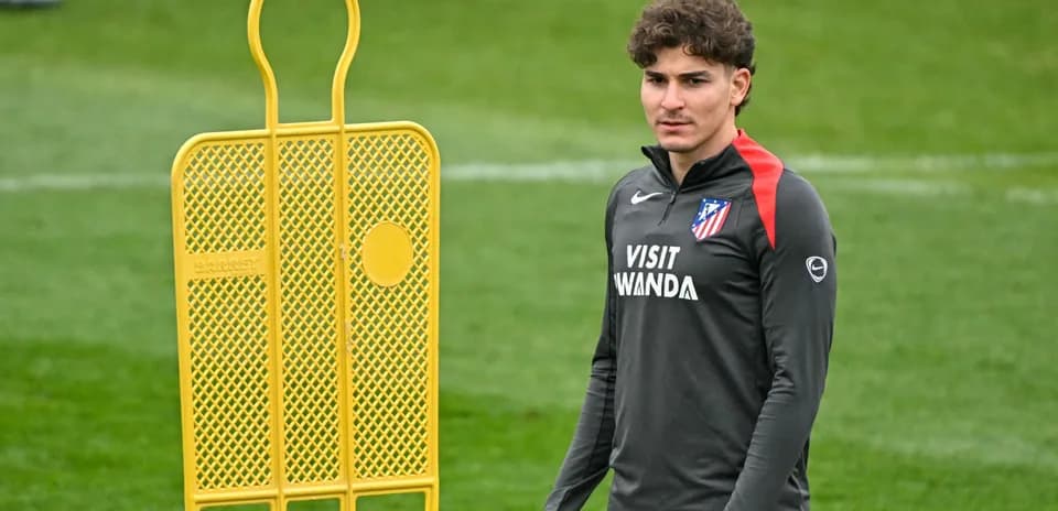 Futbolchi mashg'ulotda, sariq to'siq yaqinida