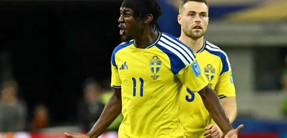 Ikkilovchi futbolchilar o'yin davomida harakatda