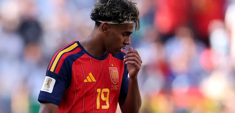 Futbolchi Ispaniya formasida maydonda yurib bormoqda
