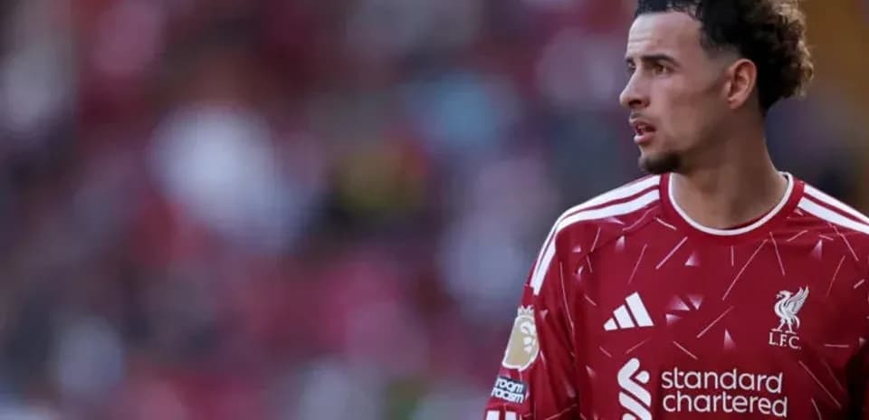 Futbolchi Liverpool formasida maydonda turibdi