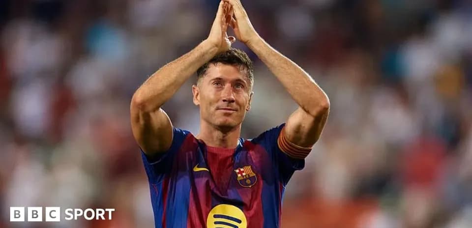 Futbolchi Robert Lewandowski stadionda muxlislarni salomlayapti