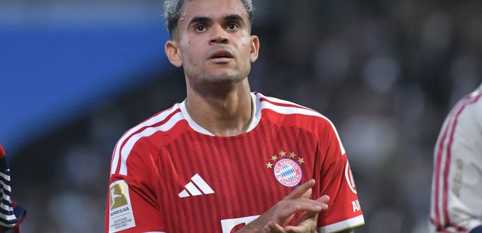 Futbolchi Bayern München formasida o'yin maydonida