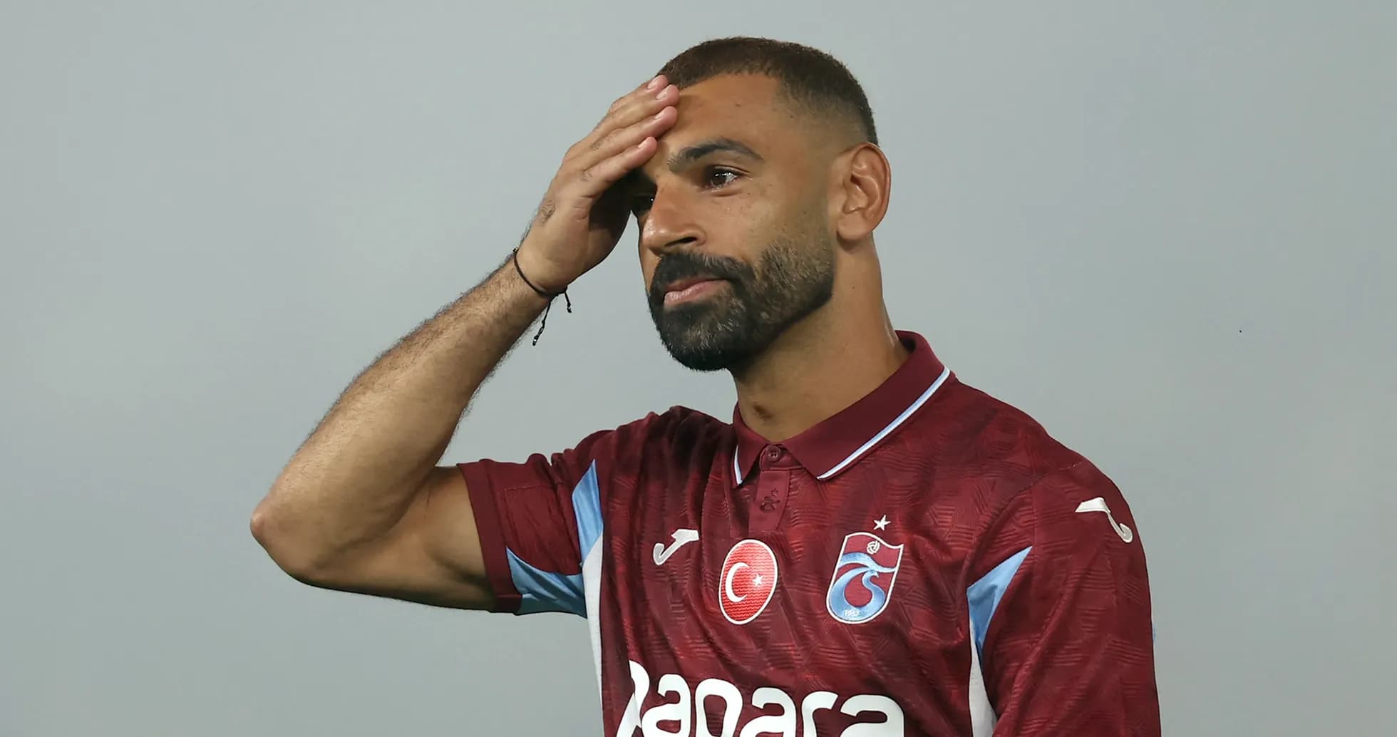 Futbolchi yangi forma bilan poz berayotgan