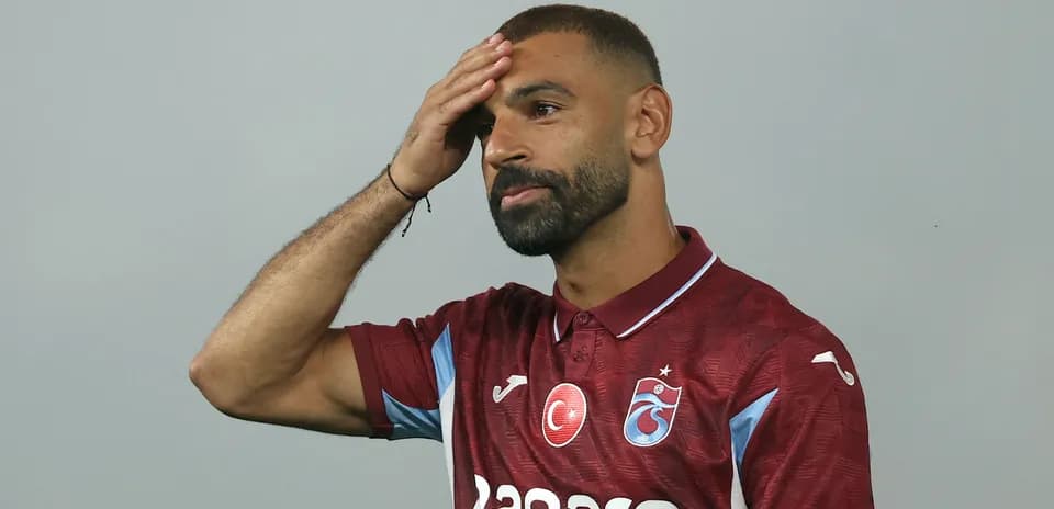 Futbolchi yangi forma bilan poz berayotgan